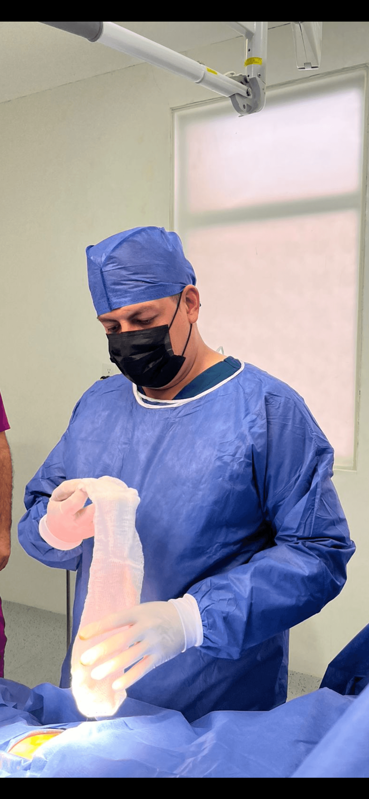 Dr. César Méndez en cirugía