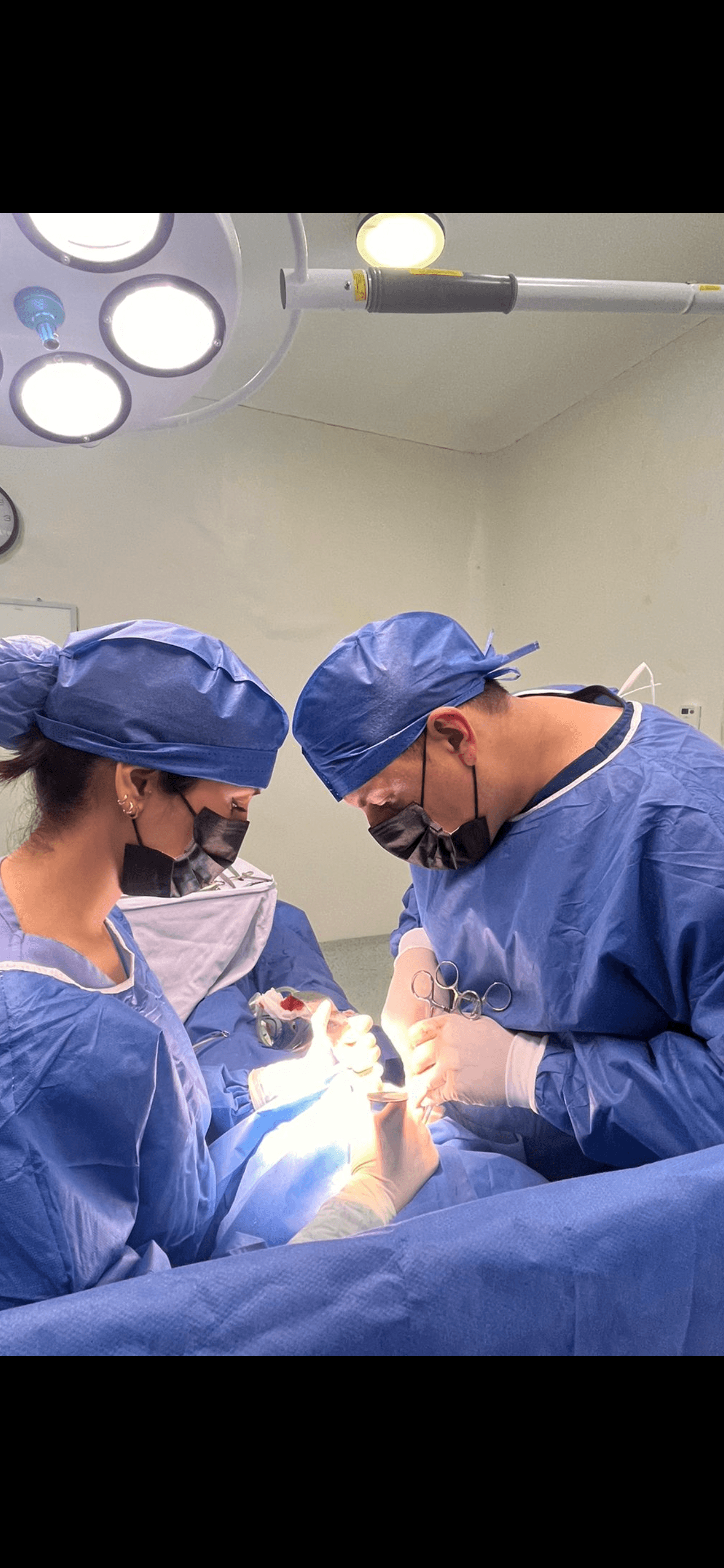 Dr. César Méndez en cirugía