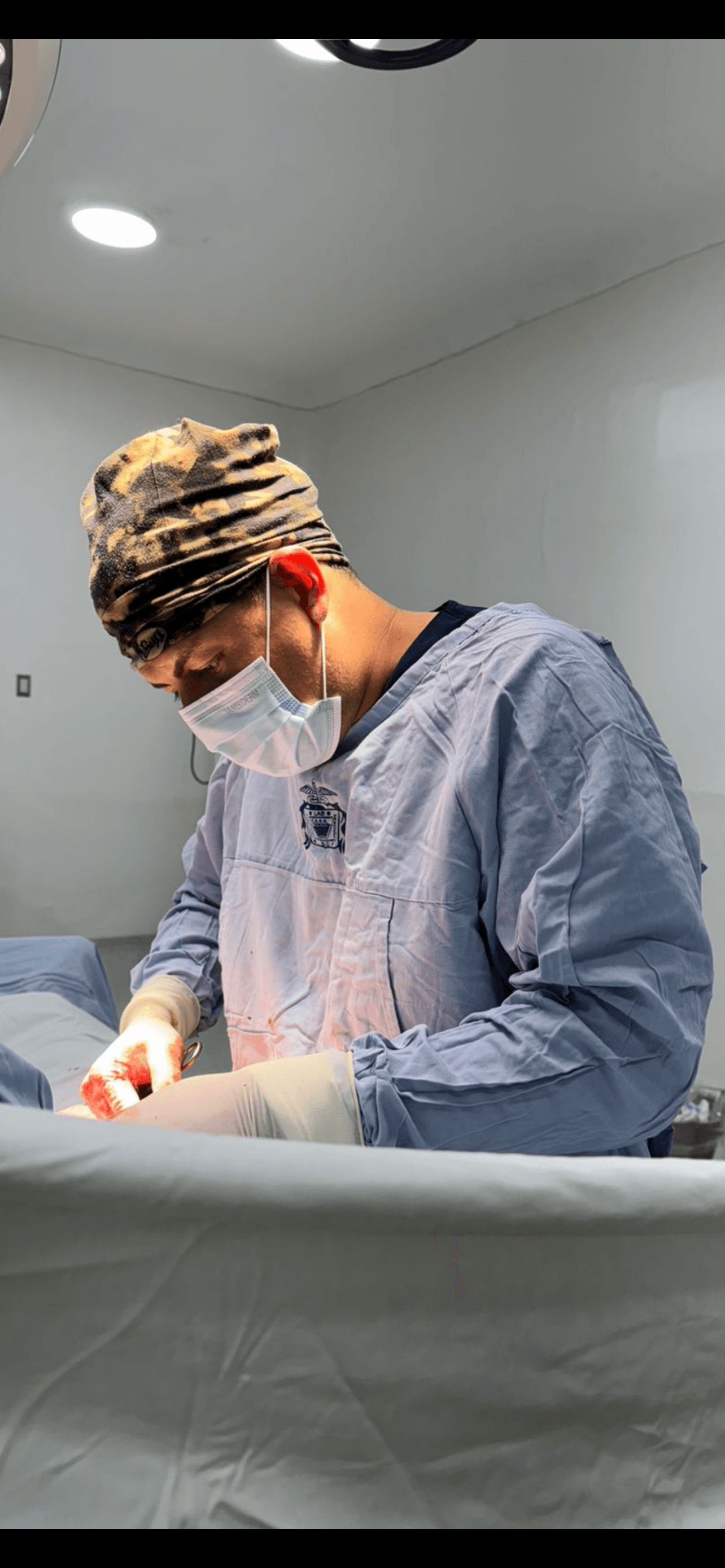 Dr. César Méndez en cirugía